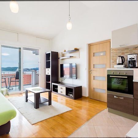 Apartment Mia - Spacious Apartment On 85 M2 With Beautiful Sea View Trogir Kültér fotó