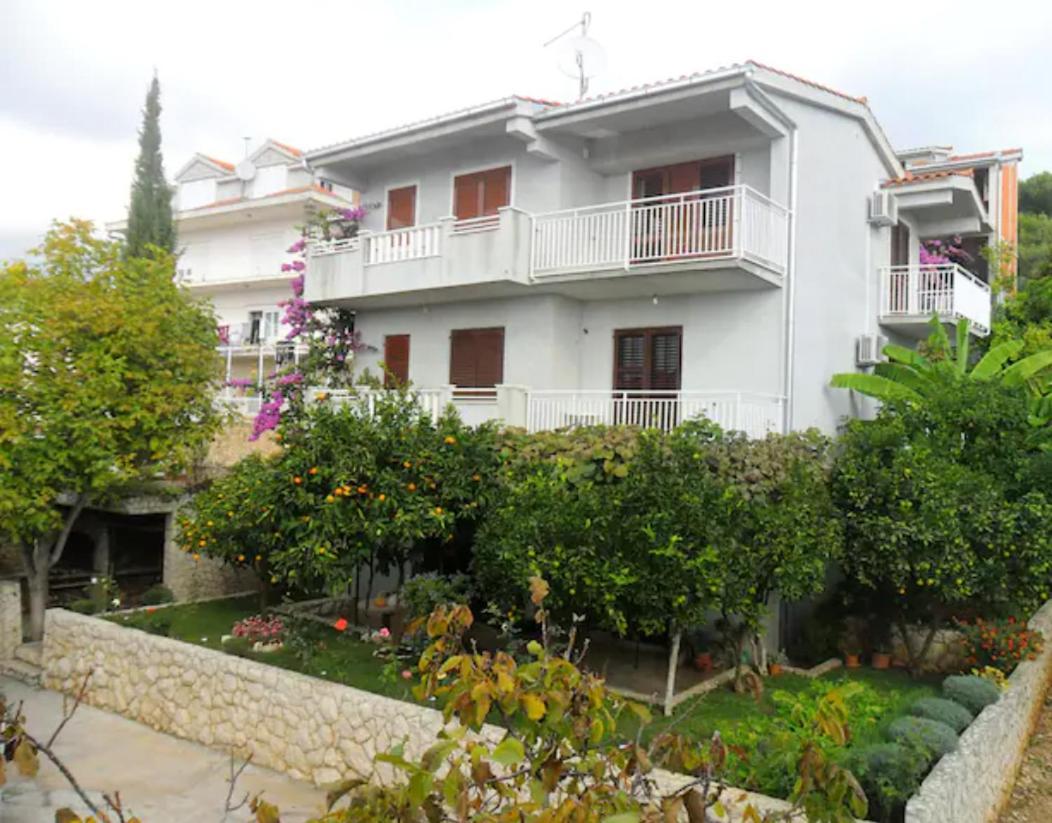 Apartment Mia - Spacious Apartment On 85 M2 With Beautiful Sea View Trogir Kültér fotó