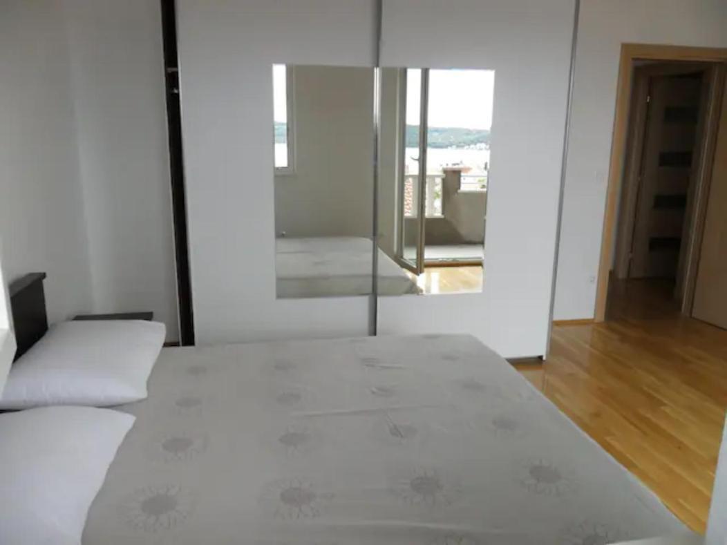 Apartment Mia - Spacious Apartment On 85 M2 With Beautiful Sea View Trogir Kültér fotó