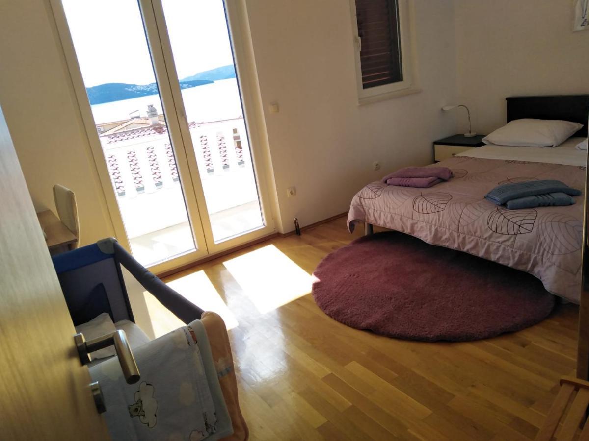 Apartment Mia - Spacious Apartment On 85 M2 With Beautiful Sea View Trogir Kültér fotó