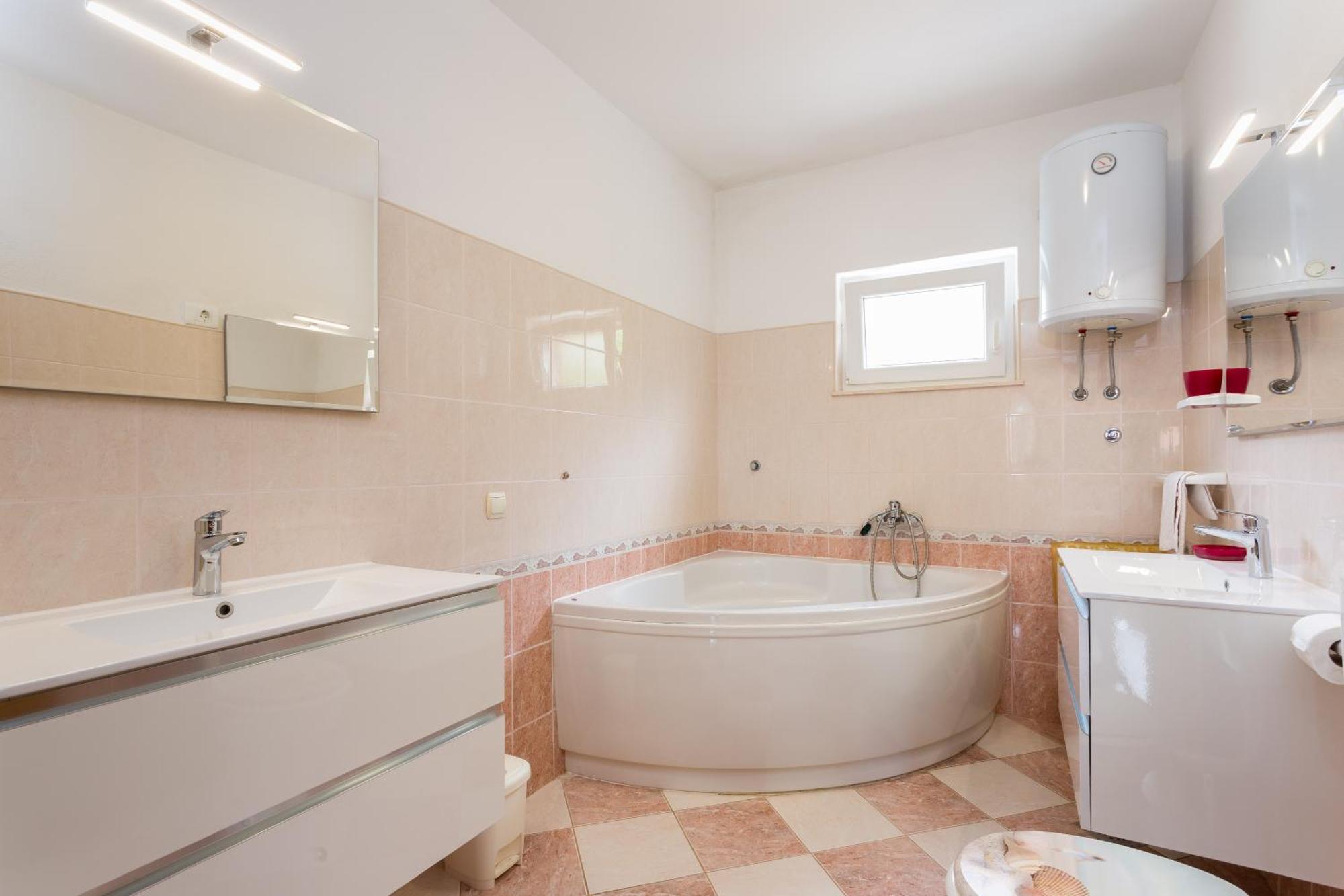 Apartment Mia - Spacious Apartment On 85 M2 With Beautiful Sea View Trogir Kültér fotó