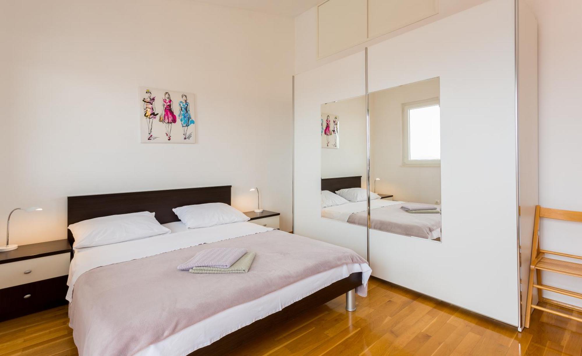 Apartment Mia - Spacious Apartment On 85 M2 With Beautiful Sea View Trogir Kültér fotó